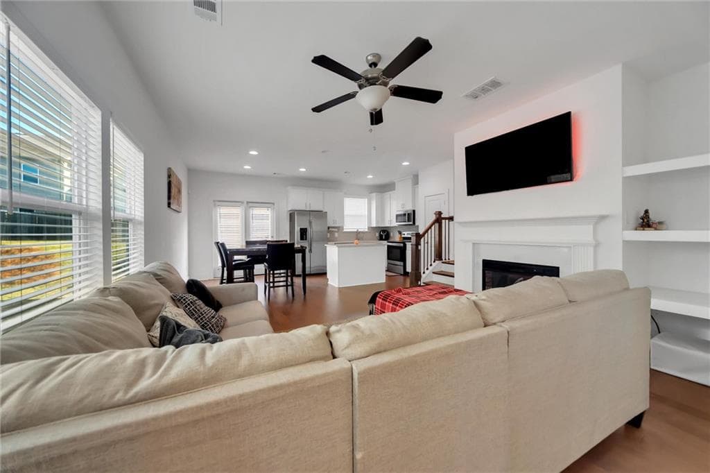 3 bedroom, 3 bathroom, 1,531 sq ft townhouse for sale at 6410 Shalks Crossing Drive, Lithonia, GA 30058 — photo 4