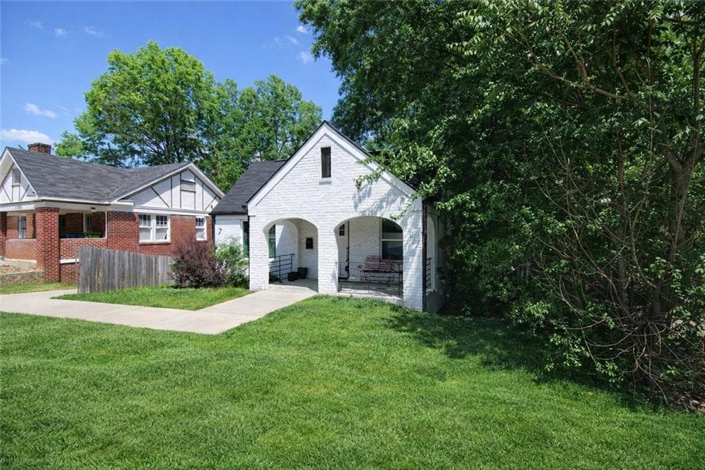 3 bedroom, 2 bathroom, 1,664 sq ft single family residence for sale at 1184 Metropolitan Parkway, Atlanta, GA 30310 — photo 3