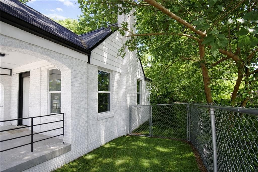 3 bedroom, 2 bathroom, 1,664 sq ft single family residence for sale at 1184 Metropolitan Parkway, Atlanta, GA 30310 — photo 5