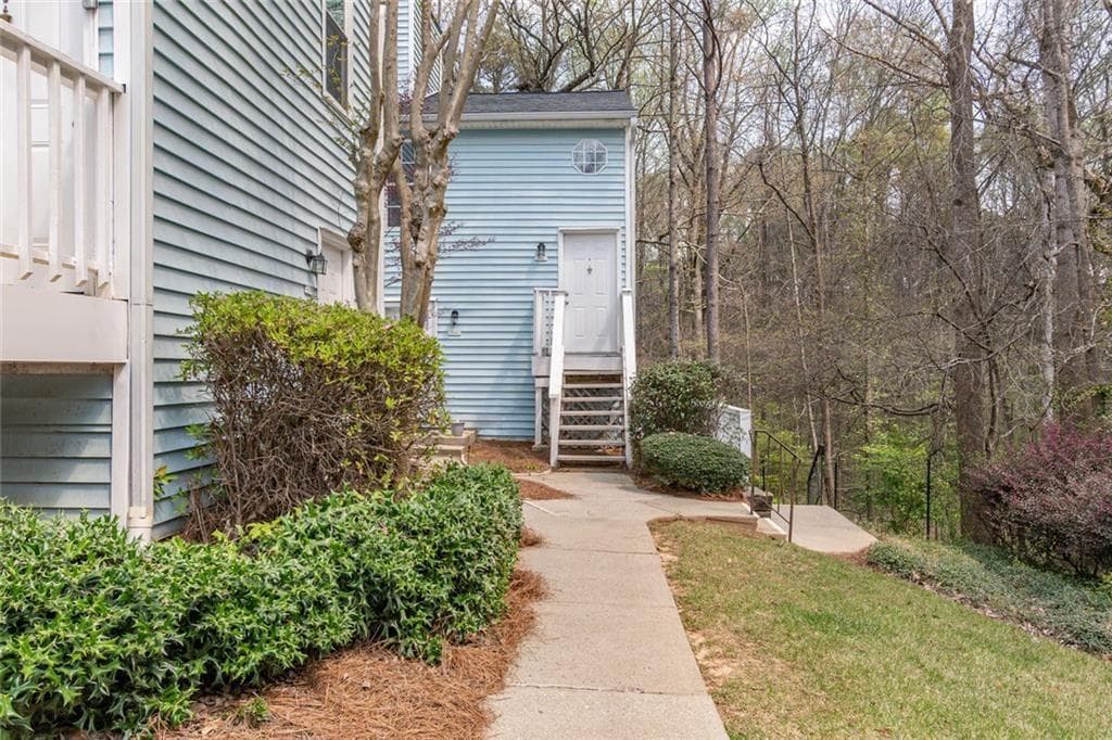 2 bedroom, 2 bathroom, 1,223 sq ft condominium for sale at 708 Glenleaf Drive, Peachtree Corners, GA 30092 — photo 2