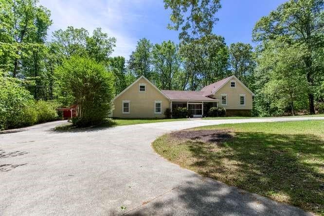 5 bedroom, 3 bathroom, 4,400 sq ft single family residence for sale at 4854 Ivey Lane, Douglasville, GA 30135 — photo 4