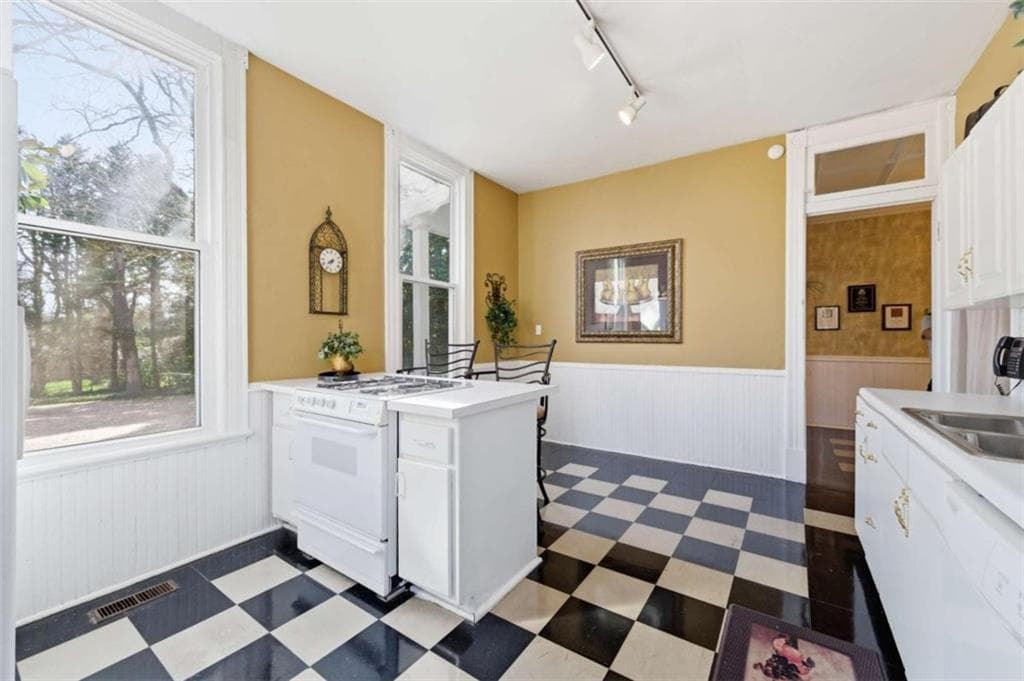 5 bedroom, 5 bathroom, 4,947 sq ft single family residence under contract at 1720 Rugby Avenue, College Park, GA 30337 — photo 8