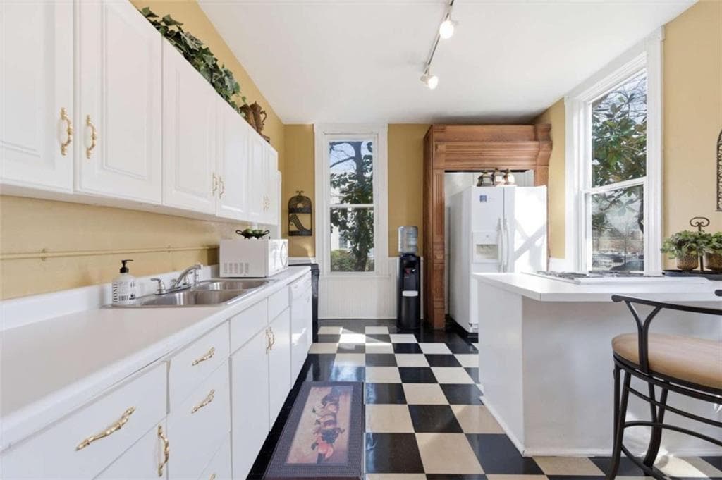 5 bedroom, 5 bathroom, 4,947 sq ft single family residence under contract at 1720 Rugby Avenue, College Park, GA 30337 — photo 9