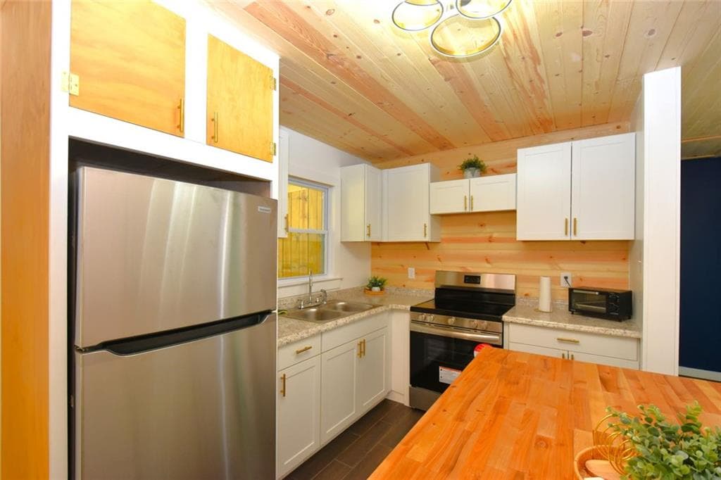 2 bedroom, 2 bathroom, 1,007 sq ft single family residence for sale at 2030 Sanders Drive, Austell, GA 30168 — photo 5