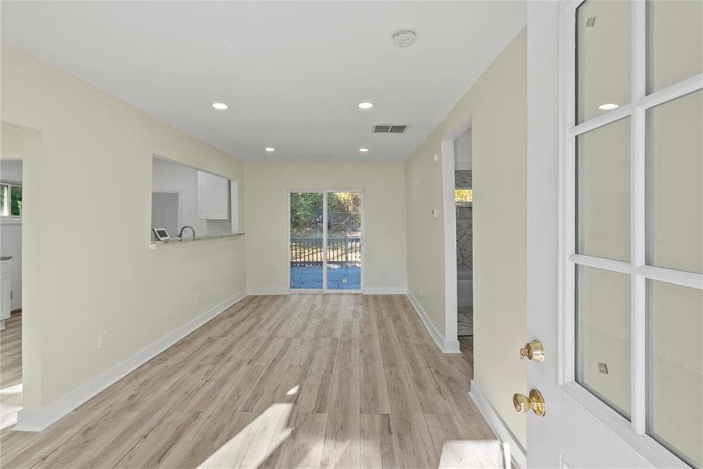 2 bedroom, 1 bathroom, 760 sq ft single family residence under contract at 5476 Old Rockbridge Road, Stone Mountain, GA 30083 — photo 2