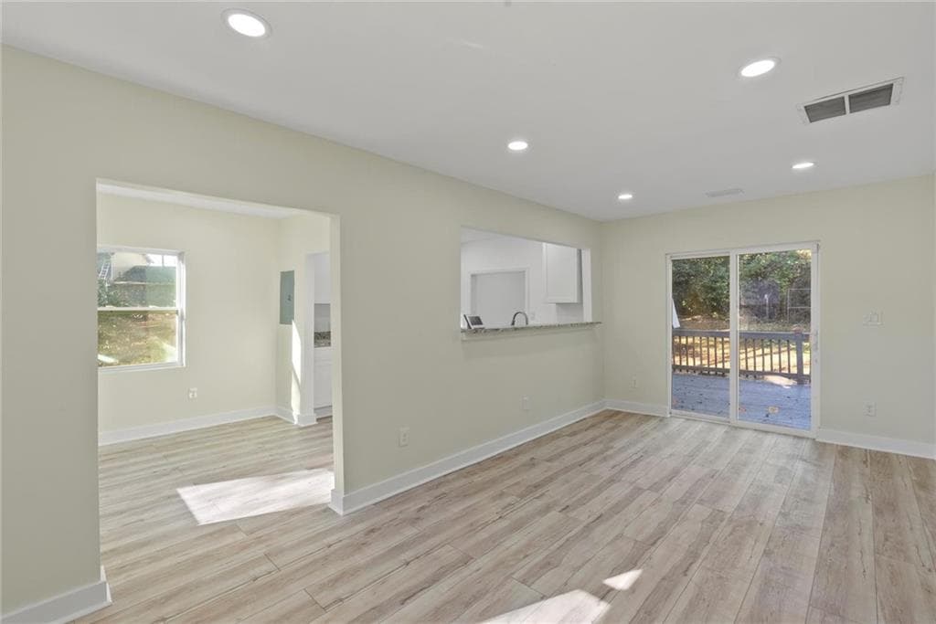 2 bedroom, 1 bathroom, 760 sq ft single family residence under contract at 5476 Old Rockbridge Road, Stone Mountain, GA 30083 — photo 3