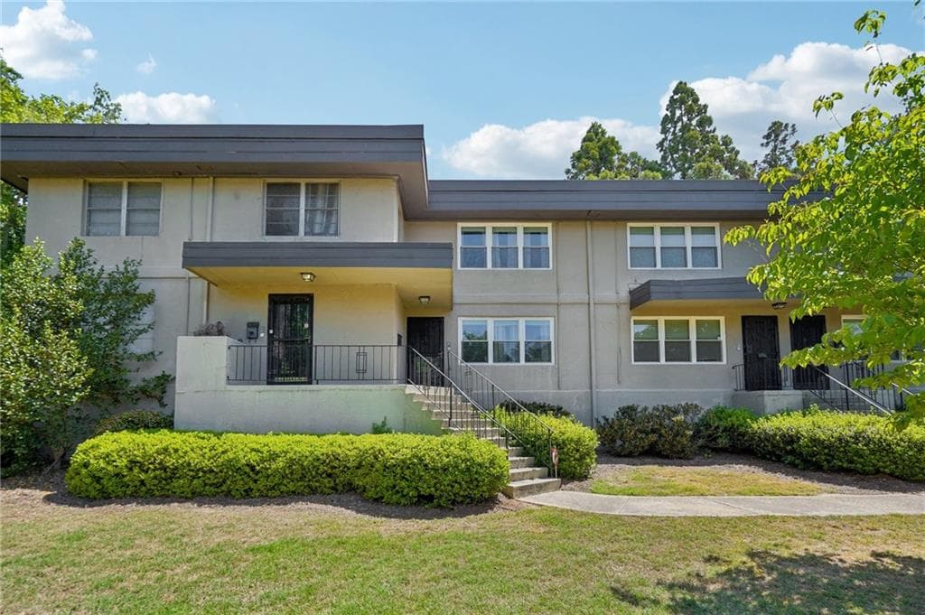 2 bedroom, 2 bathroom, 1,168 sq ft condominium for sale at 284 Lakemoore Drive B, Atlanta, GA 30342 — photo 1 of 20