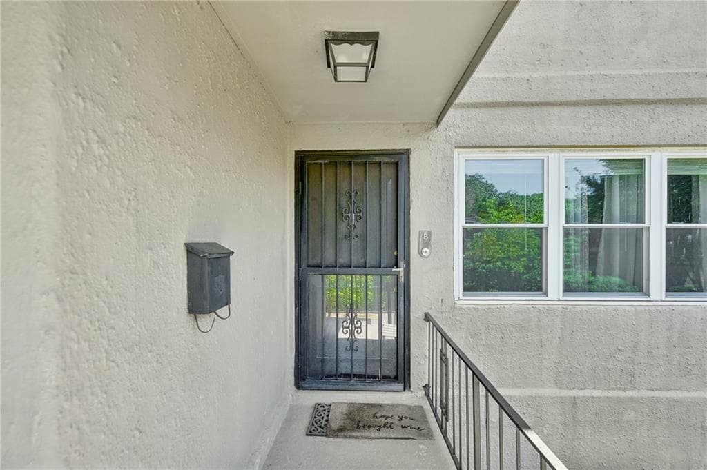 2 bedroom, 2 bathroom, 1,168 sq ft condominium for sale at 284 Lakemoore Drive B, Atlanta, GA 30342 — photo 2
