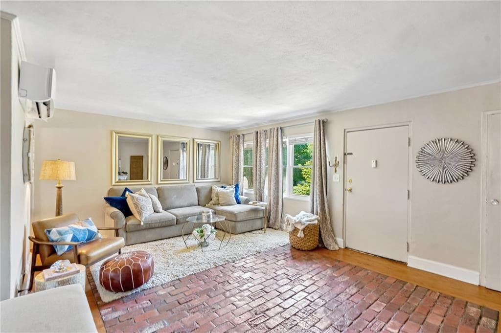 2 bedroom, 2 bathroom, 1,168 sq ft condominium for sale at 284 Lakemoore Drive B, Atlanta, GA 30342 — photo 3