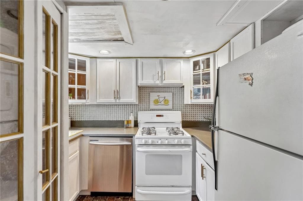 2 bedroom, 2 bathroom, 1,168 sq ft condominium for sale at 284 Lakemoore Drive B, Atlanta, GA 30342 — photo 9