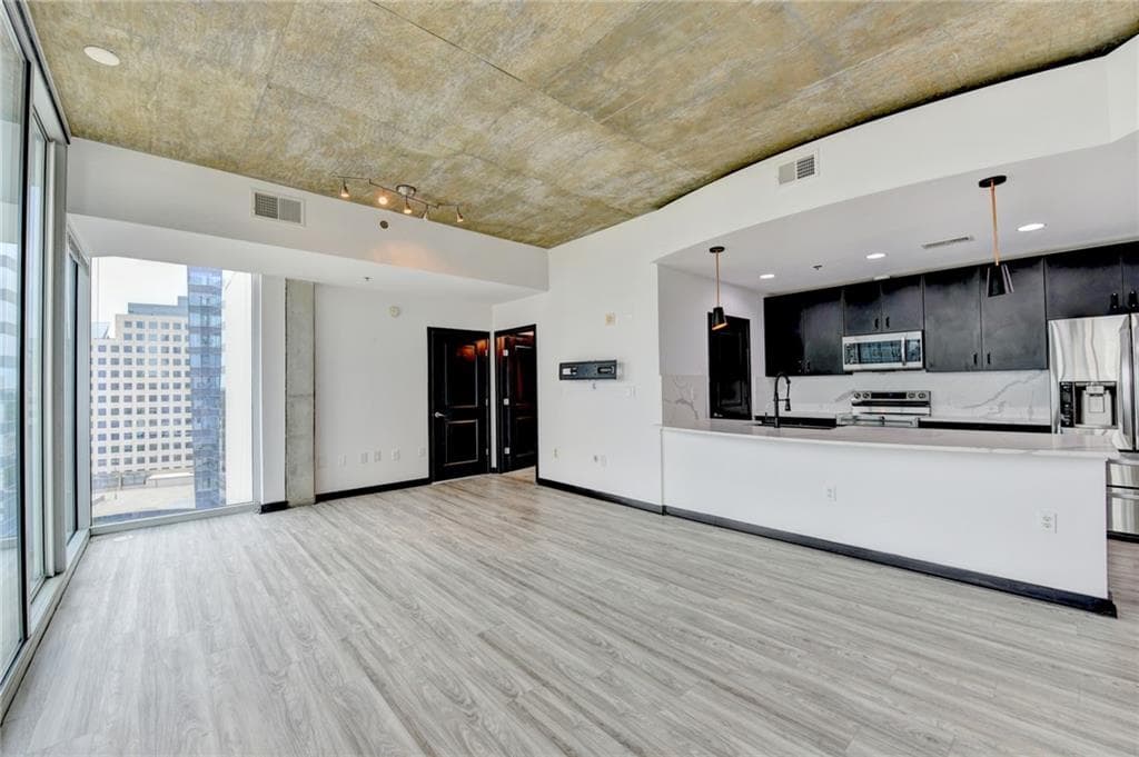 2 bedroom, 2 bathroom, 1,245 sq ft condominium for sale at 3324 Peachtree Road 1419, Atlanta, GA 30326 — photo 5