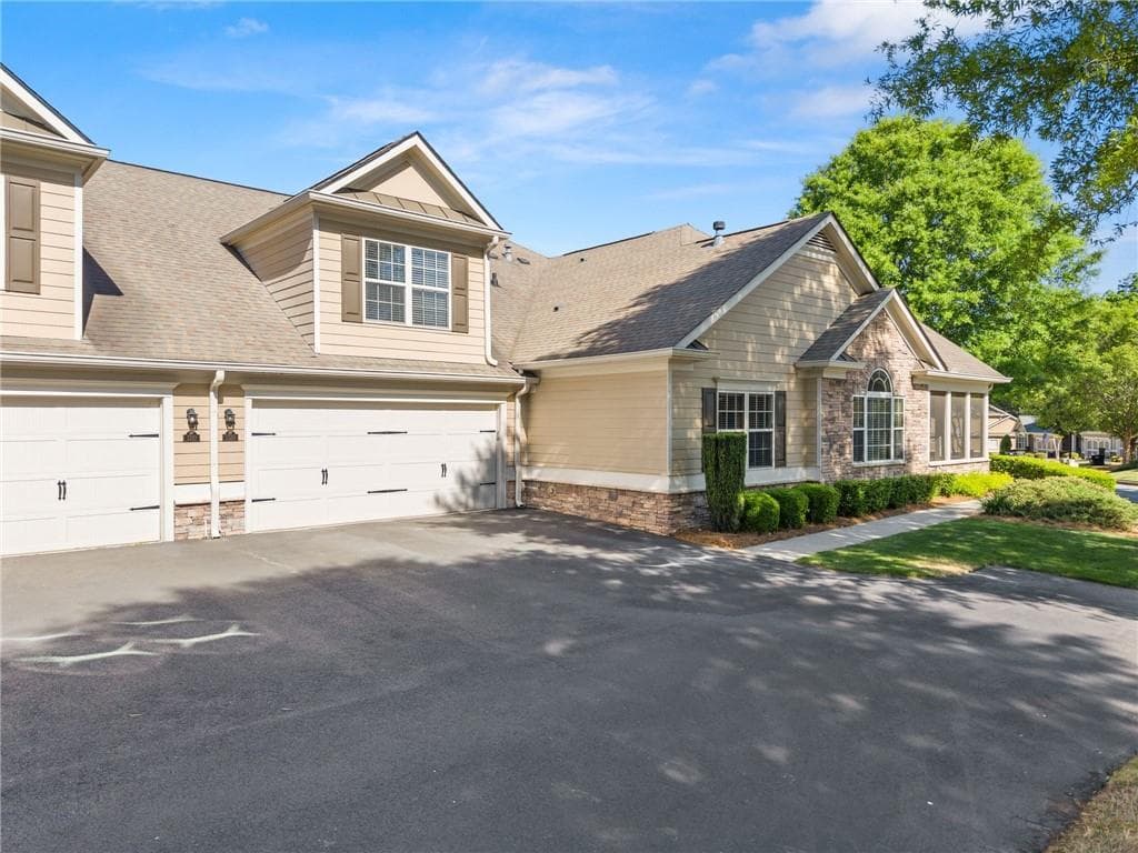 3 bedroom, 2 bathroom, 1,919 sq ft condominium for sale at 1320 Oak Meadows Lane 1802, Cumming, GA 30041 — photo 2
