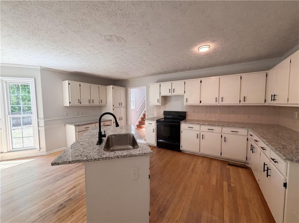 4 bedroom, 3 bathroom, 2,739 sq ft single family residence for sale at 1033 Chestnut Hill Circle, Marietta, GA 30064 — photo 2