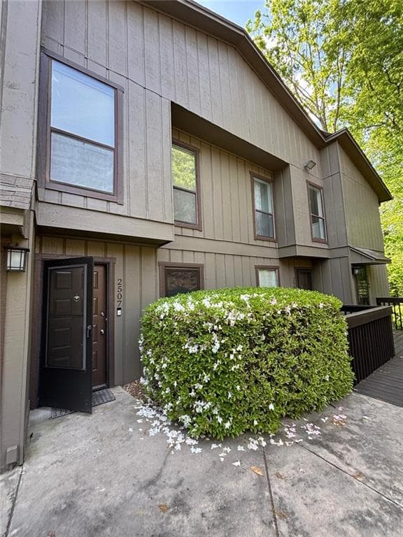 2 bedroom, 1 bathroom, 1,049 sq ft condominium for sale at 2507 Cumberland Court, Smyrna, GA 30080