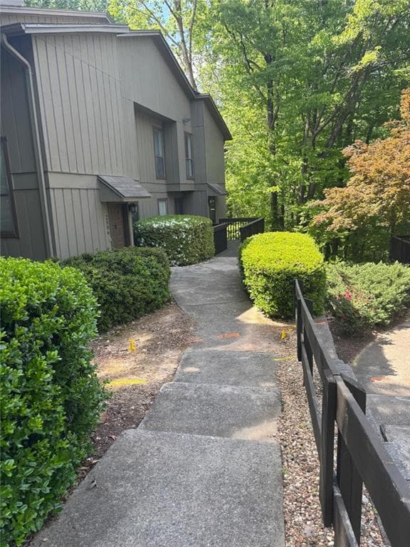 2 bedroom, 1 bathroom, 1,049 sq ft condominium for sale at 2507 Cumberland Court, Smyrna, GA 30080 — photo 2