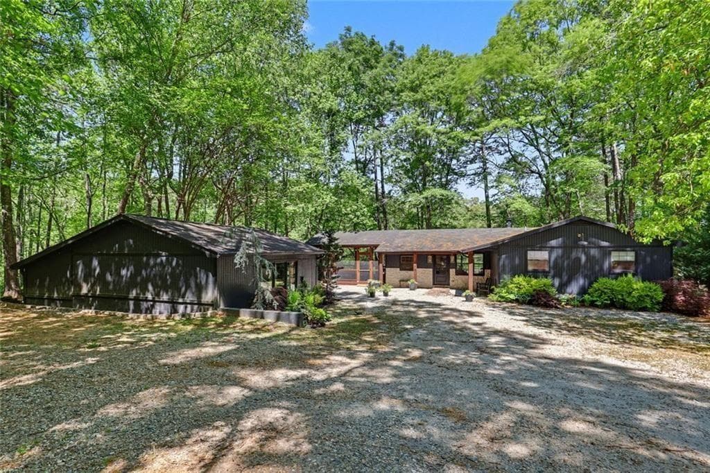 4 bedroom, 3 bathroom, 1,660 sq ft single family residence for sale at 159 Manor Oak Trail, Toccoa, GA 30577 — photo 5