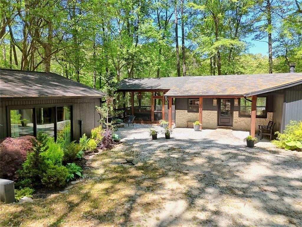 4 bedroom, 3 bathroom, 1,660 sq ft single family residence for sale at 159 Manor Oak Trail, Toccoa, GA 30577 — photo 2
