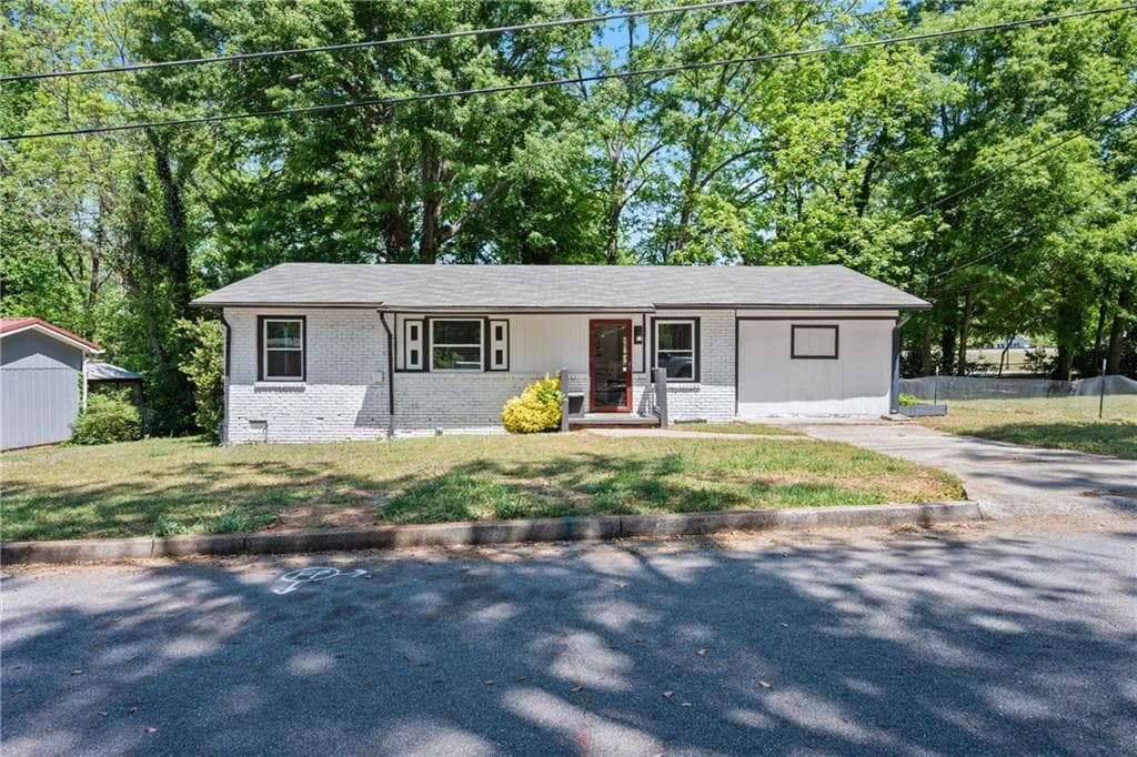 4 bedroom, 2 bathroom, 1,225 sq ft single family residence for sale at 100 Pine Circle, Jonesboro, GA 30236 — photo 2