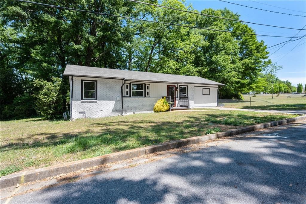 4 bedroom, 2 bathroom, 1,225 sq ft single family residence for sale at 100 Pine Circle, Jonesboro, GA 30236 — photo 3