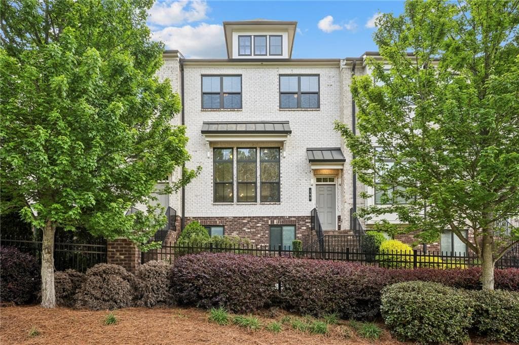 4 bedroom, 4 bathroom, 2,594 sq ft townhouse for sale at 140 Fair View Circle, Roswell, GA 30076 — photo 2