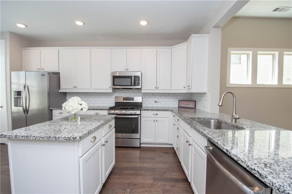 3 bedroom, 3 bathroom, 1,937 sq ft single family residence for sale at 245 Spruce Pine Circle, Peachtree City, GA 30269 — photo 2