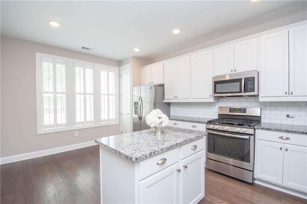 3 bedroom, 3 bathroom, 1,937 sq ft single family residence for sale at 245 Spruce Pine Circle, Peachtree City, GA 30269 — photo 3