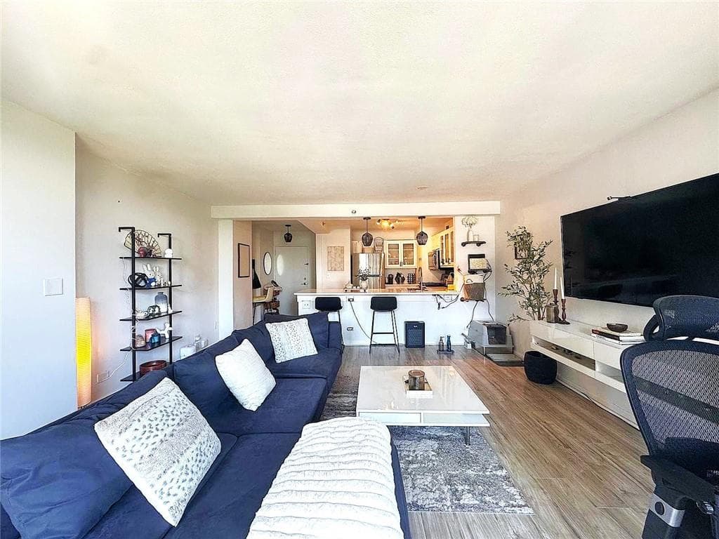 1 bedroom, 1 bathroom, 786 sq ft condominium for sale at 620 Peachtree Street 909, Atlanta, GA 30308 — photo 2