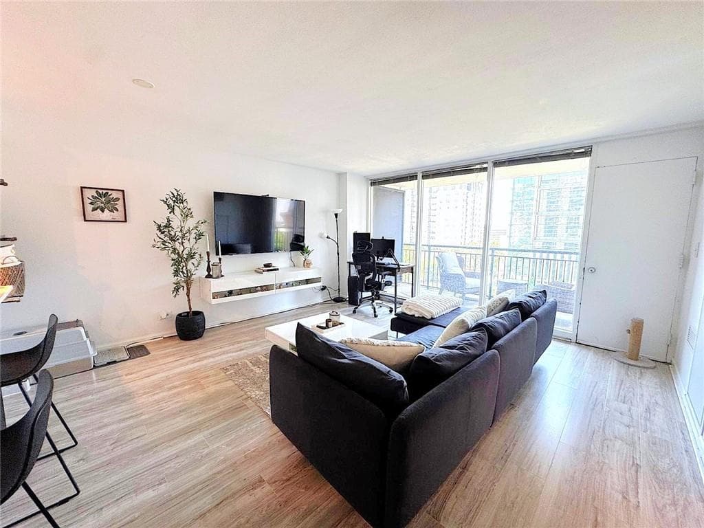 1 bedroom, 1 bathroom, 786 sq ft condominium for sale at 620 Peachtree Street 909, Atlanta, GA 30308 — photo 3
