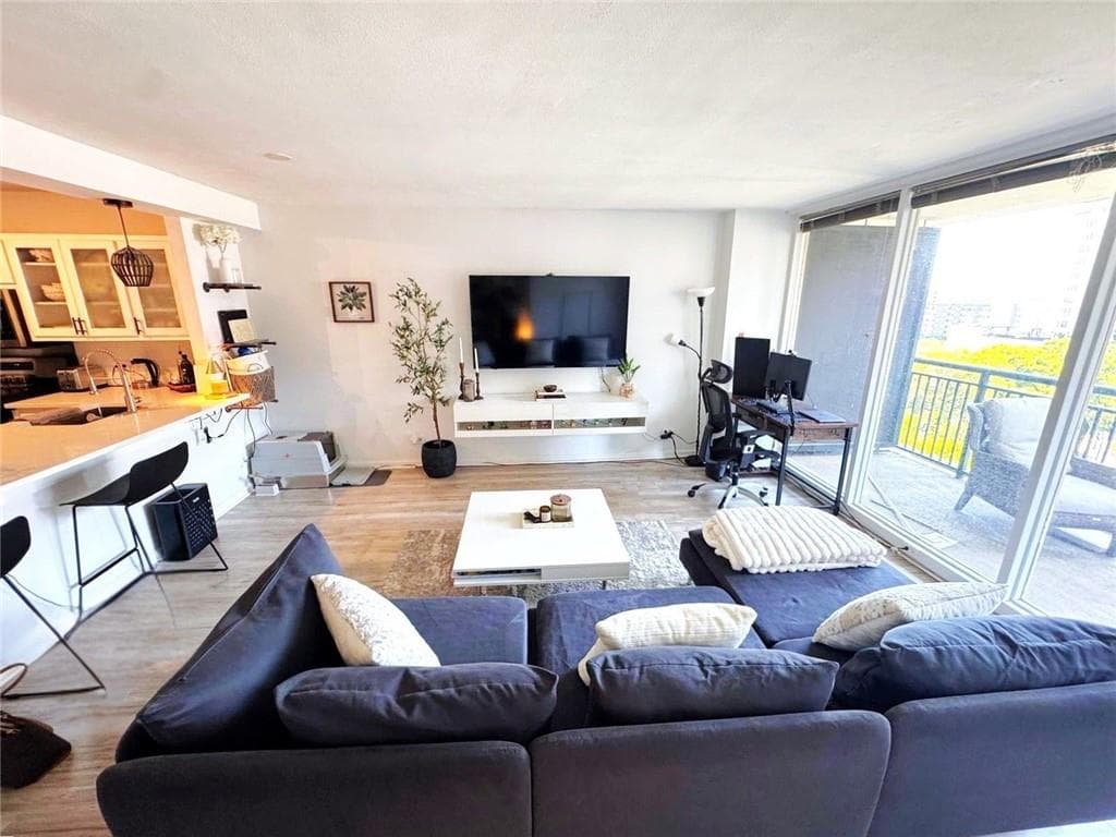 1 bedroom, 1 bathroom, 786 sq ft condominium for sale at 620 Peachtree Street 909, Atlanta, GA 30308 — photo 4