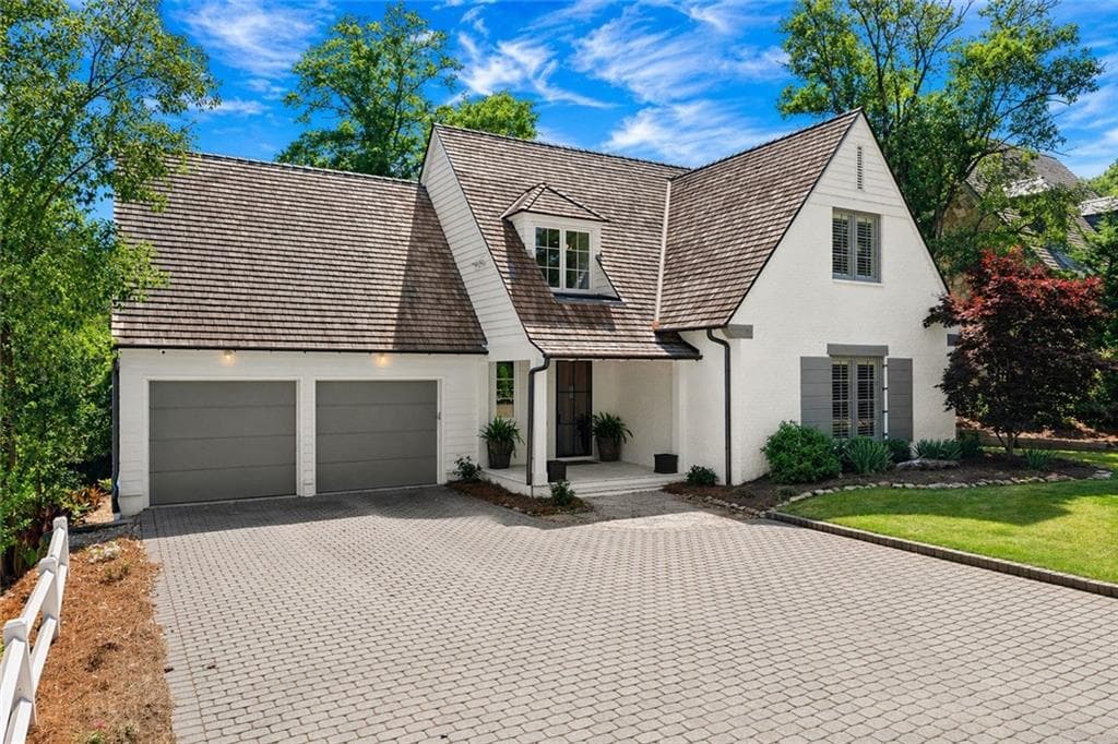 4 bedroom, 5 bathroom, 6,019 sq ft single family residence for sale at 4240 Paces Ferry Road, Atlanta, GA 30339 — photo 2