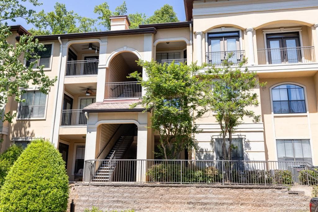 1 bedroom, 1 bathroom, 903 sq ft condominium for sale at 3777 Peachtree Road 712, Atlanta, GA 30319