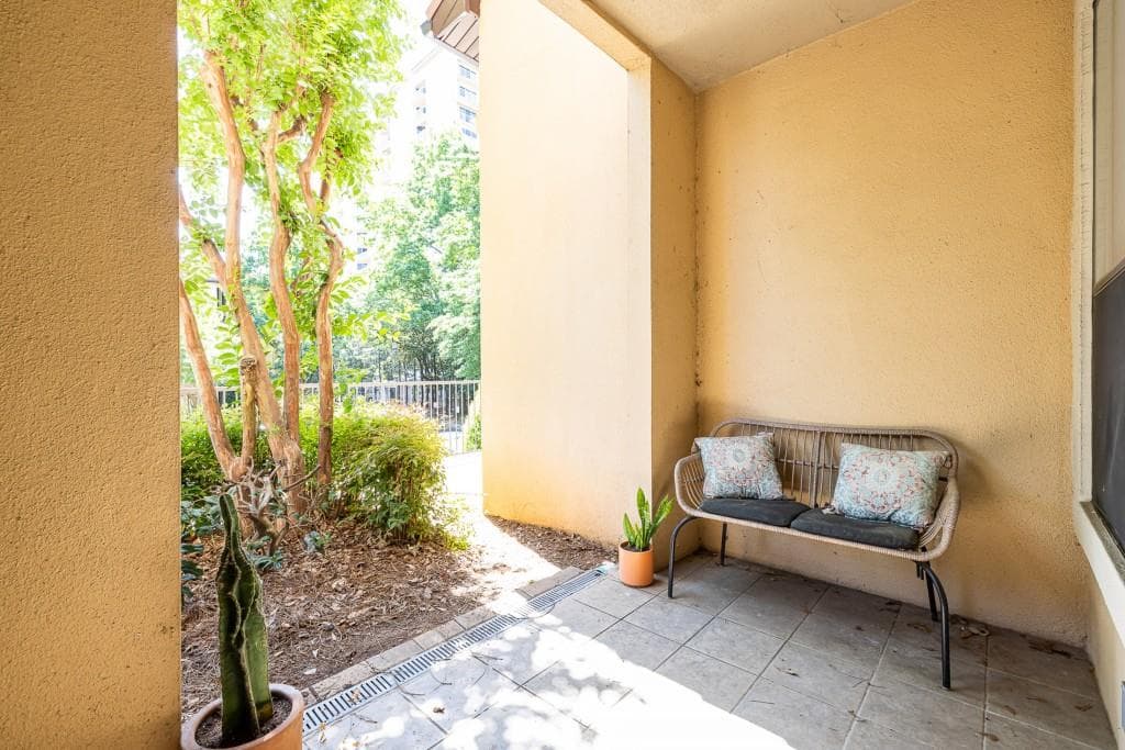 1 bedroom, 1 bathroom, 903 sq ft condominium for sale at 3777 Peachtree Road 712, Atlanta, GA 30319 — photo 2
