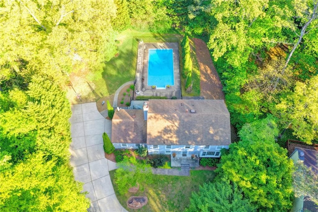 6 bedroom, 3 bathroom, 2,840 sq ft single family residence for sale at 151 Shadowlawn Road, Marietta, GA 30067 — photo 4