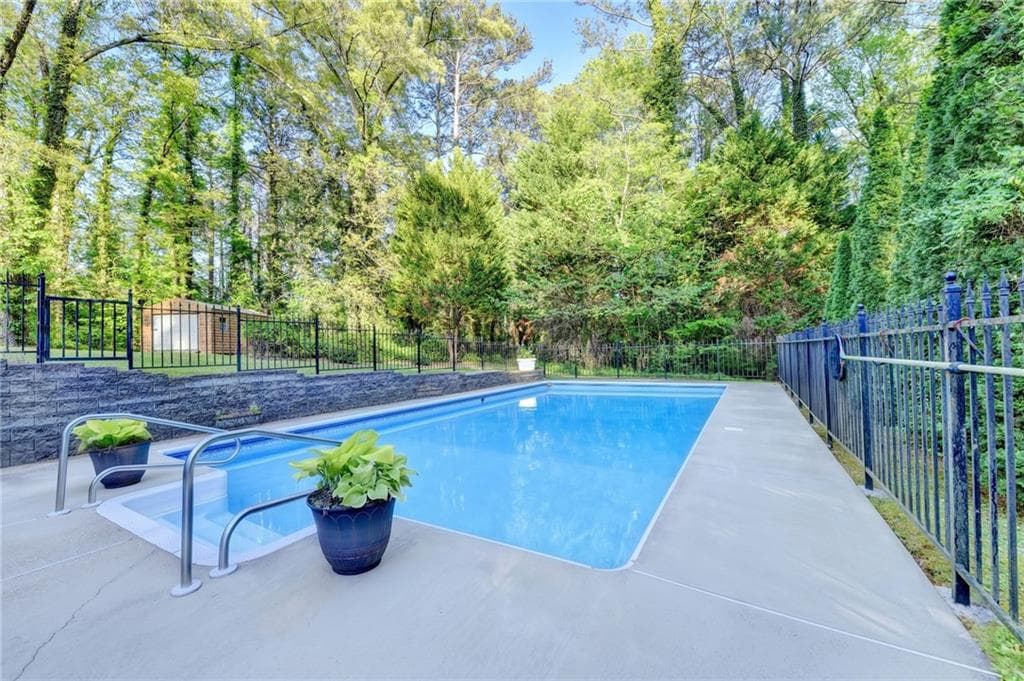 6 bedroom, 3 bathroom, 2,840 sq ft single family residence for sale at 151 Shadowlawn Road, Marietta, GA 30067 — photo 7