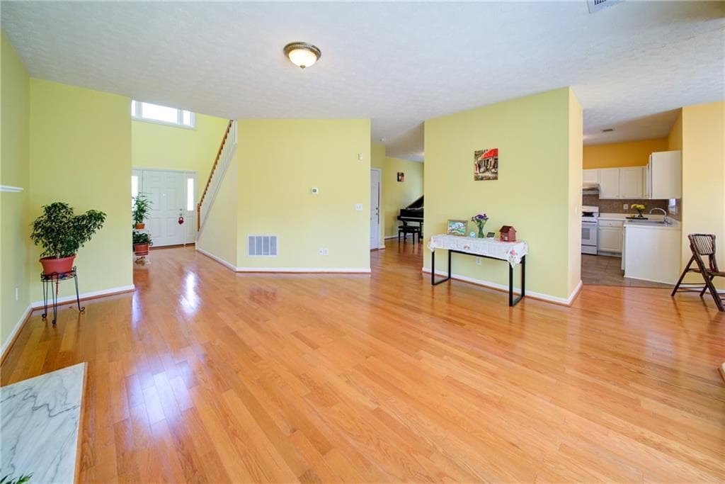 3 bedroom, 3 bathroom, 2,001 sq ft single family residence for sale at 4917 Overlook View Court, Duluth, GA 30096 — photo 4