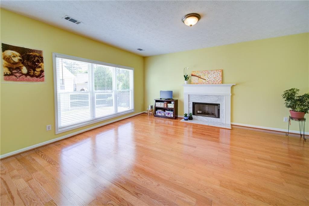 3 bedroom, 3 bathroom, 2,001 sq ft single family residence for sale at 4917 Overlook View Court, Duluth, GA 30096 — photo 5