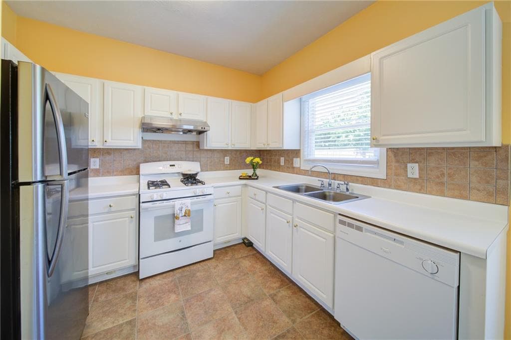 3 bedroom, 3 bathroom, 2,001 sq ft single family residence for sale at 4917 Overlook View Court, Duluth, GA 30096 — photo 8