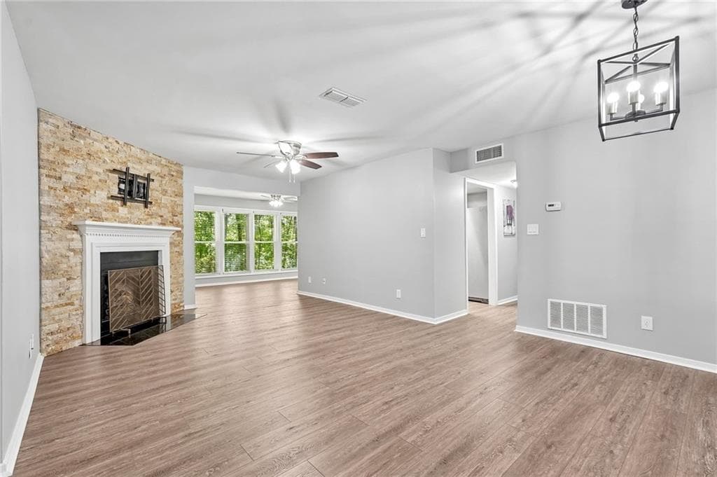 2 bedroom, 2 bathroom, 1,360 sq ft condominium for sale at 3019 Canyon Point Circle, Roswell, GA 30076 — photo 2
