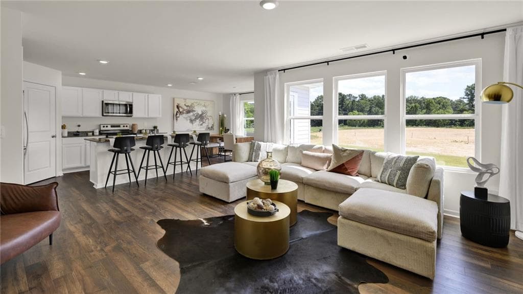 3 bedroom, 3 bathroom, 1,749 sq ft single family residence under contract at 5475 Cypress Circle, College Park, GA 30349 — photo 2