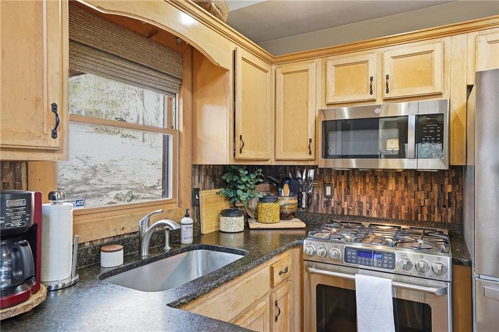 4 bedroom, 3 bathroom, 2,120 sq ft single family residence for sale at 1449 Cherokee Lane, Mccaysville, GA 30555 — photo 7