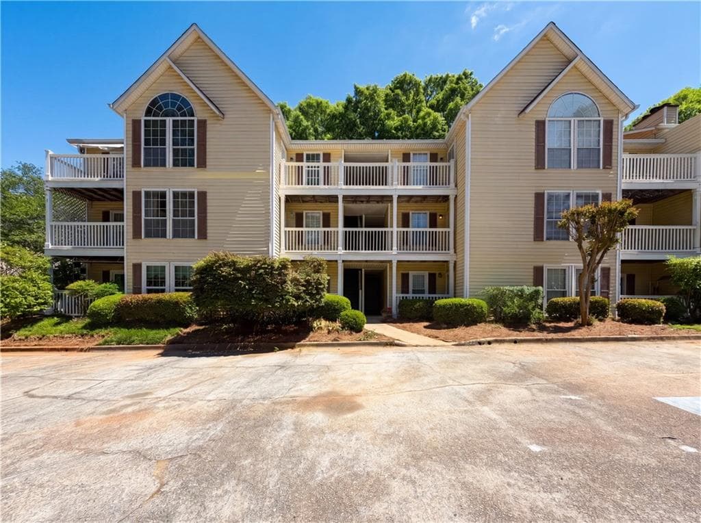 2 bedroom, 2 bathroom, 1,132 sq ft condominium for sale at 573 Cobblestone Trail, Avondale Estates, GA 30002