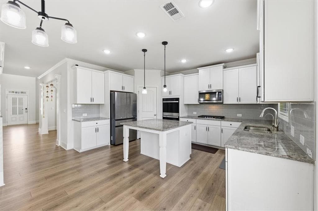 5 bedroom, 4 bathroom, 3,399 sq ft single family residence for sale at 880 Garnet Drive, Acworth, GA 30101 — photo 3