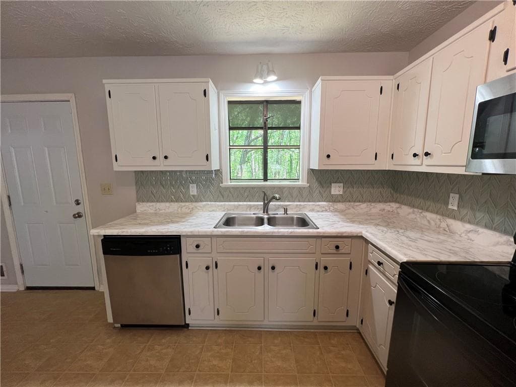 3 bedroom, 2 bathroom, 1,363 sq ft single family residence for sale at 2256 Christian Circle, Conyers, GA 30013 — photo 8