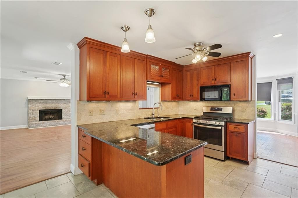 3 bedroom, 3 bathroom, 2,096 sq ft single family residence under contract at 1172 Dogwood Forest Drive, Marietta, GA 30068 — photo 2