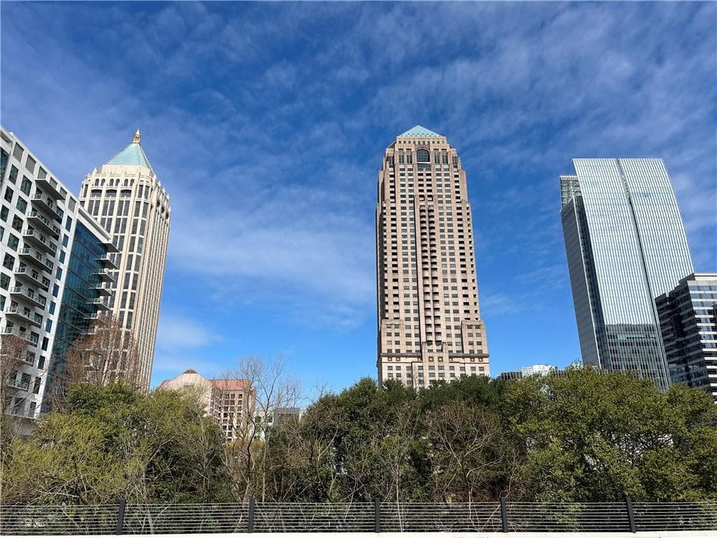 2 bedroom, 2 bathroom, 1,000 sq ft condominium for sale at 1075 Peachtree Walk A519, Atlanta, GA 30309 — photo 4