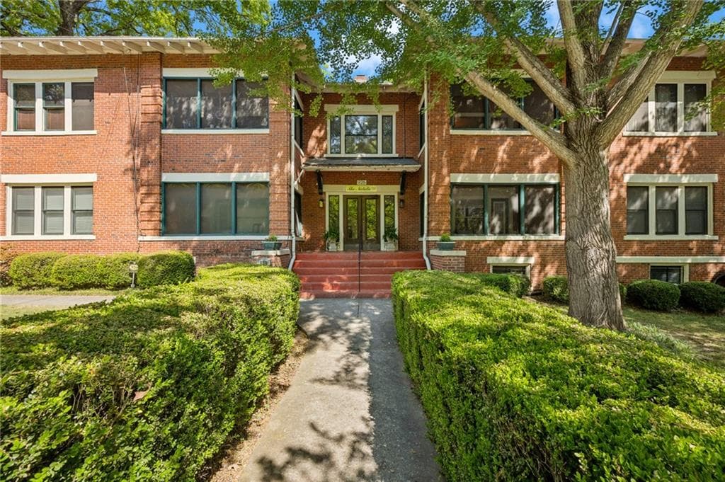 3 bedroom, 2 bathroom, 1,600 sq ft condominium sold at 926 Waverly Way F, Atlanta, GA 30307
