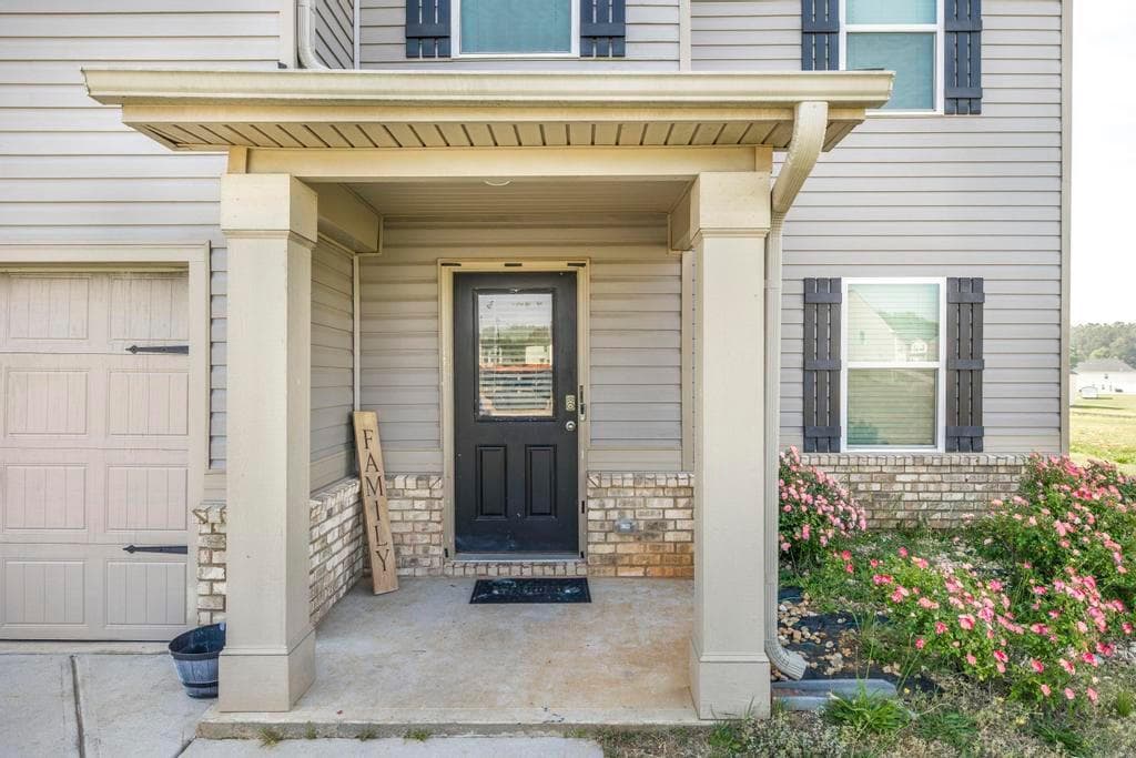 4 bedroom, 3 bathroom, 2,360 sq ft single family residence for sale at 102 Clarks Court, Jackson, GA 30233 — photo 6