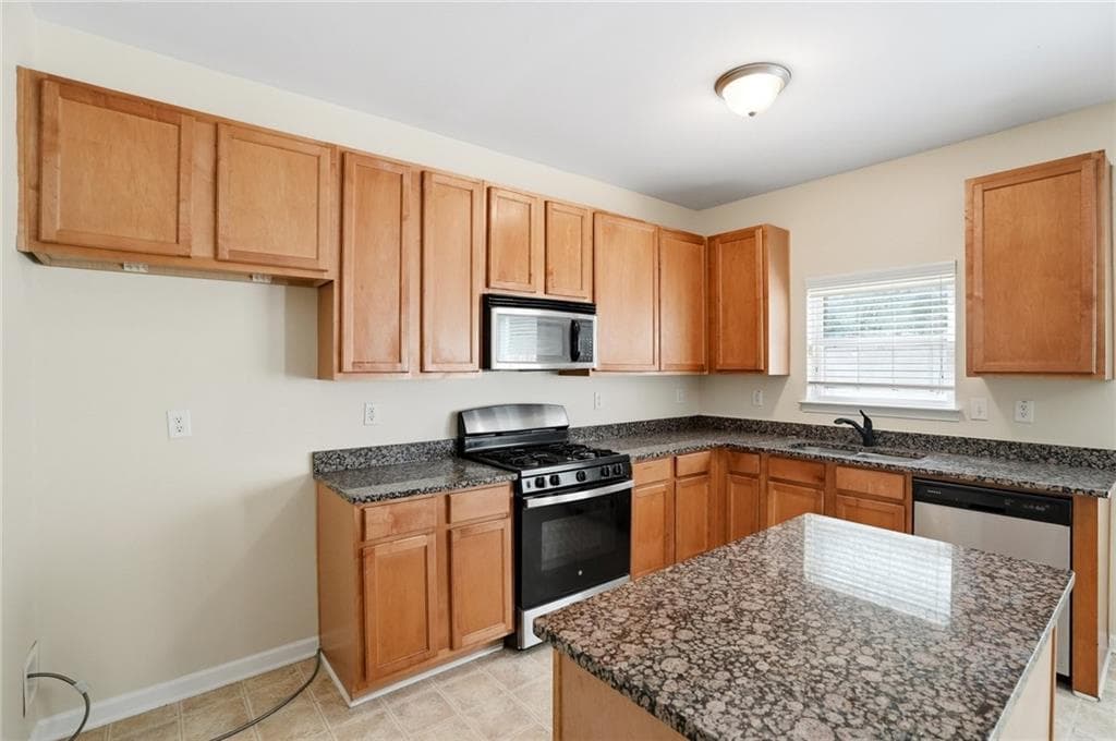 5 bedroom, 3 bathroom, 2,806 sq ft single family residence for sale at 4969 Locherby Drive, Fairburn, GA 30213 — photo 6
