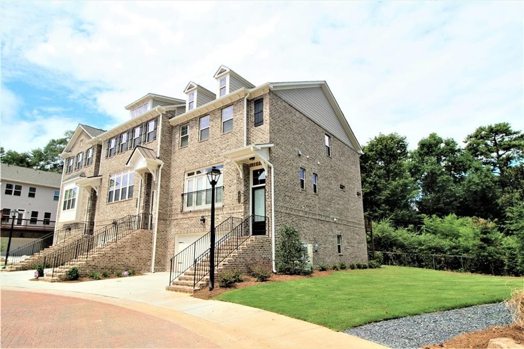 4 bedroom, 4 bathroom, 2,517 sq ft townhouse for sale at 1980 Raven Way, Chamblee, GA 30341 — photo 2