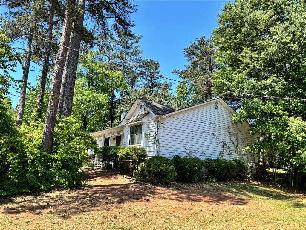 3 bedroom, 2 bathroom, 1,465 sq ft single family residence for sale at 2653 W Regal Court, Lawrenceville, GA 30044 — photo 4